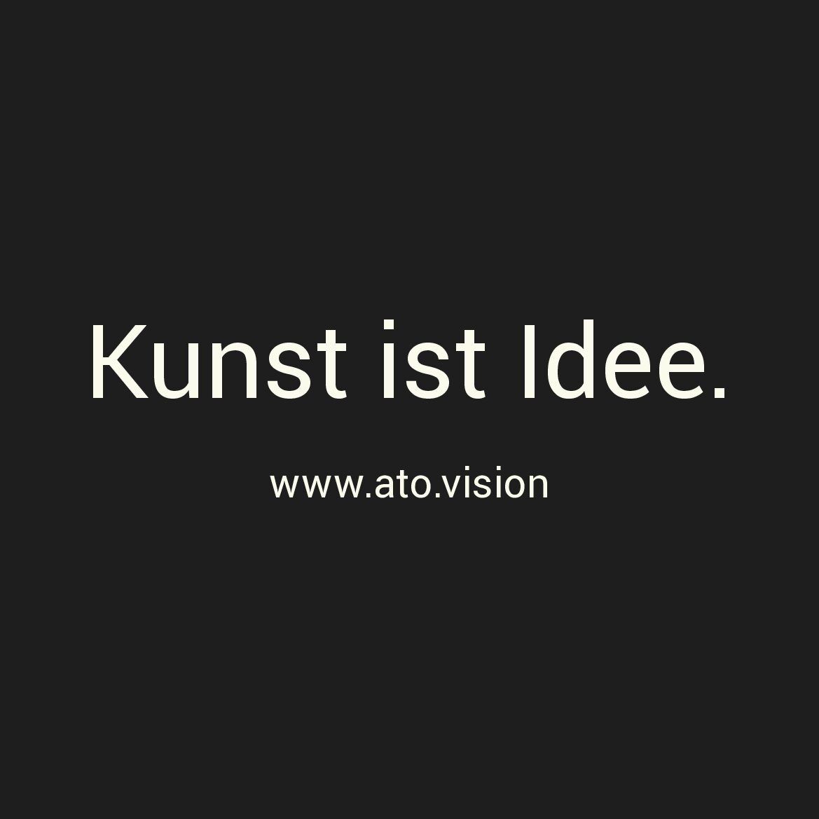 Schwarzer quadratischer Bierdeckel mit dem weißen Satz „Kunst ist Idee.“ und der Adresse www.ato.vision.