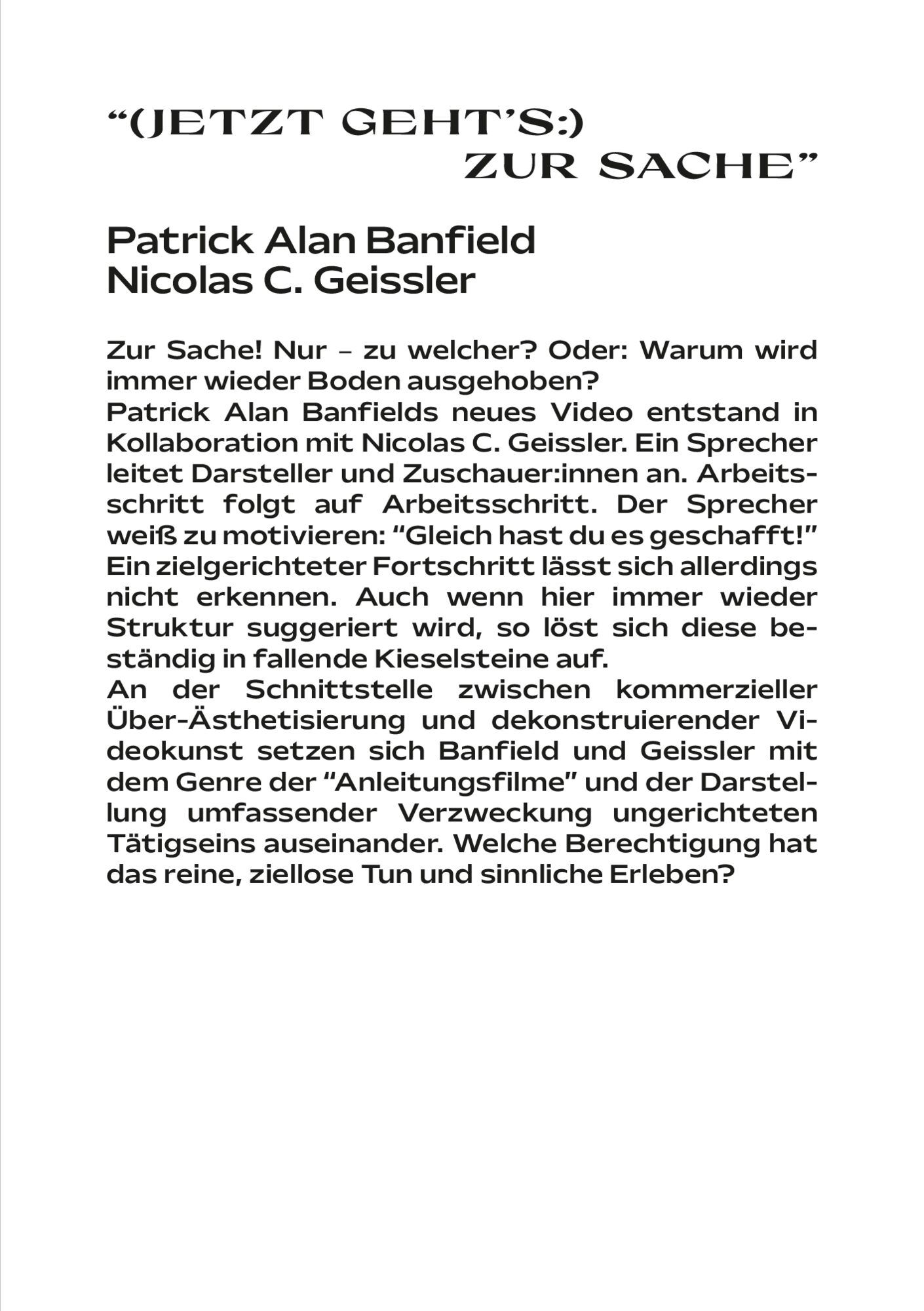 Weißes Hochformat-Schild mit Werktitel in Versalien, den Namen der Künstler, einem Textblock und einem QR-Code.
